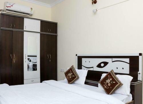 Bed & Breakfast 1 N 2 Bhk Service Apartment