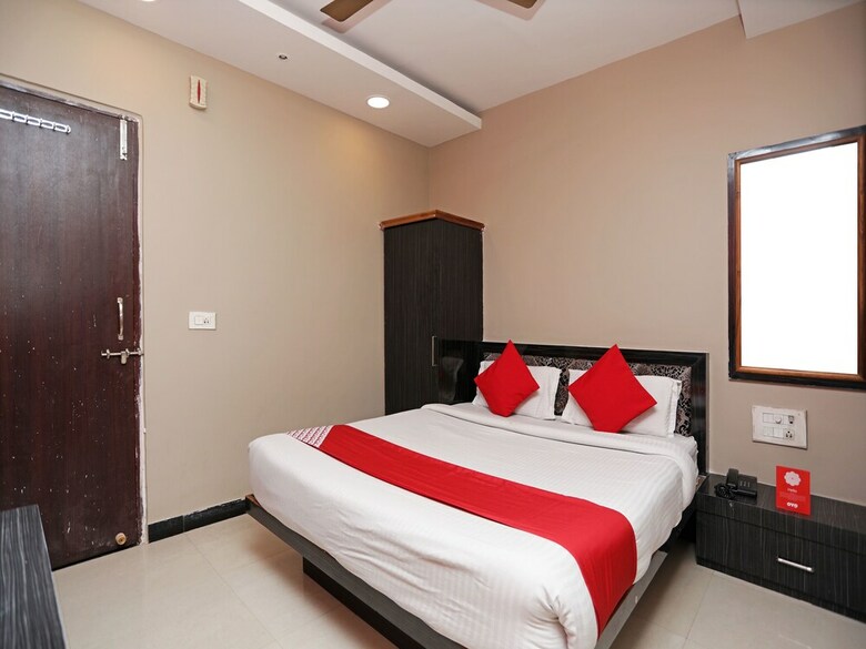 Oyo 13392 Hotel Neeraj