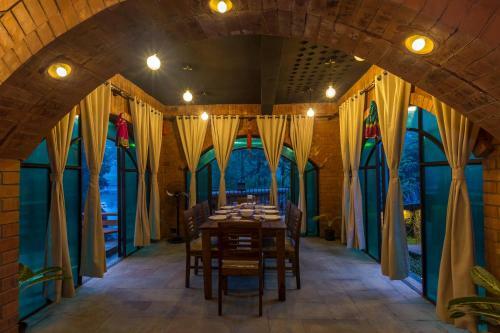 Villa Saffronstays Riverrock
