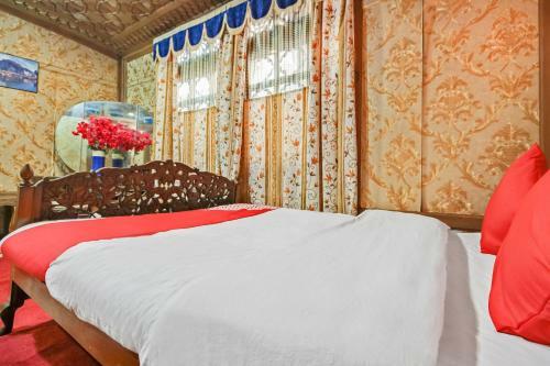 Hotel Oyo 24379 Houseboats Plato Group
