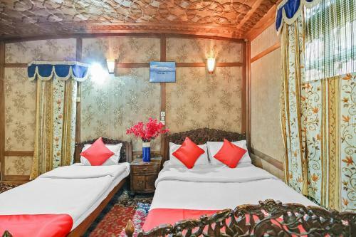 Hotel Oyo 24379 Houseboats Plato Group