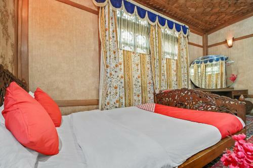 Hotel Oyo 24379 Houseboats Plato Group