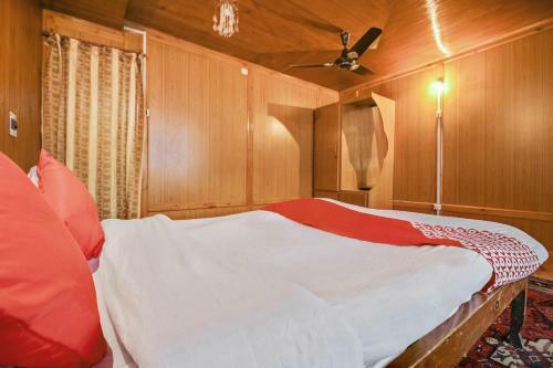 Hotel Oyo 24379 Houseboats Plato Group