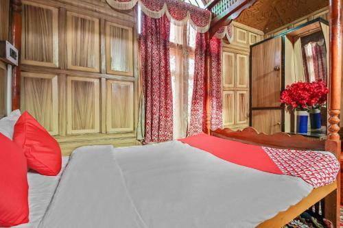 Hotel Oyo 24379 Houseboats Plato Group