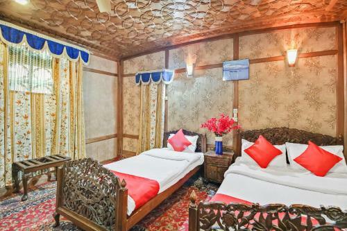 Hotel Oyo 24379 Houseboats Plato Group
