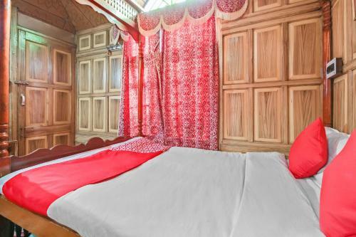 Hotel Oyo 24379 Houseboats Plato Group