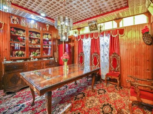 Hotel Oyo 24379 Houseboats Plato Group