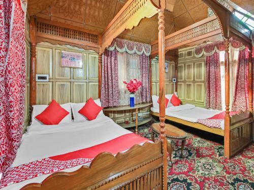 Hotel Oyo 24379 Houseboats Plato Group