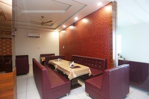 Oyo 17312 Tandoori Veg Hotel