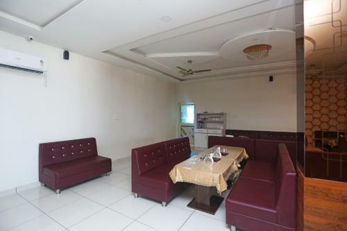 Oyo 17312 Tandoori Veg Hotel