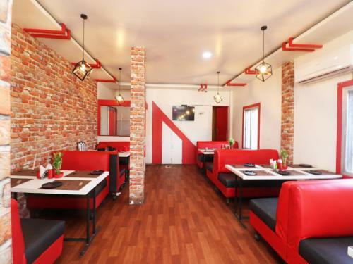 Hotel Oyo 27643 Happy Restaurant
