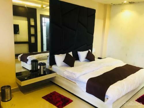 Hotel Khalsa -lake View