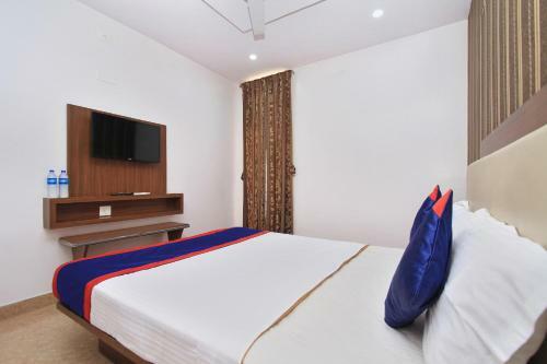 Oyo 12153 Hotel B S International
