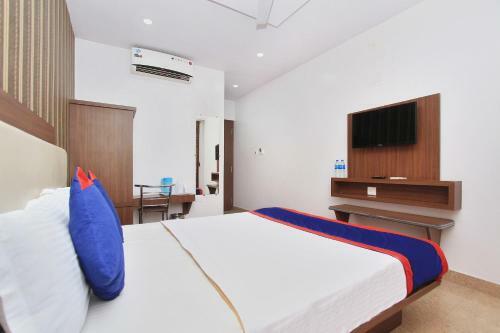 Oyo 12153 Hotel B S International