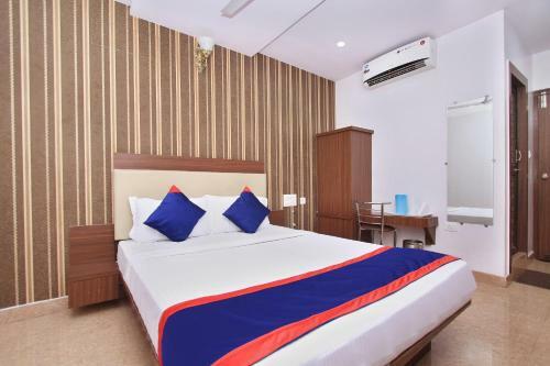 Oyo 12153 Hotel B S International