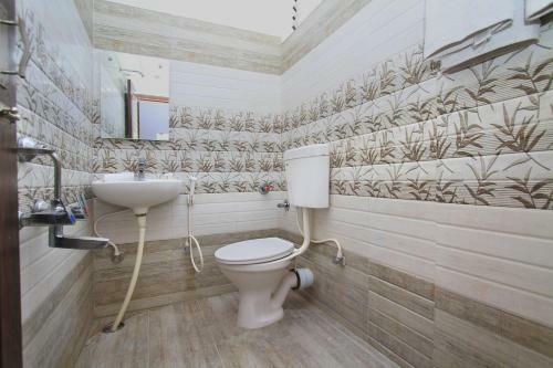 Oyo 12153 Hotel B S International