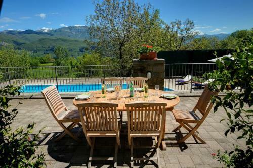 Casatico Villa Sleeps 8 Pool Wifi