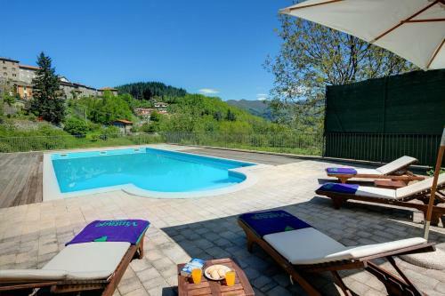 Casatico Villa Sleeps 8 Pool Wifi