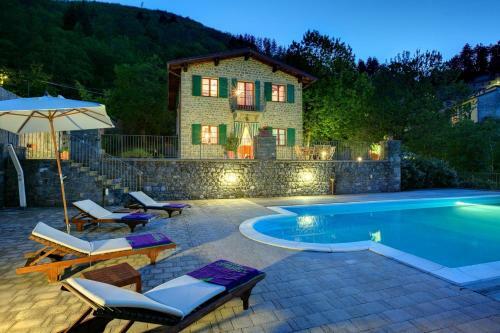 Casatico Villa Sleeps 8 Pool Wifi