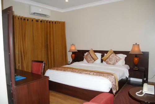 Hotel Grand Inn & Suites