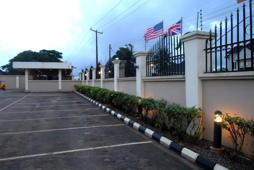 Hotel Grand Inn & Suites