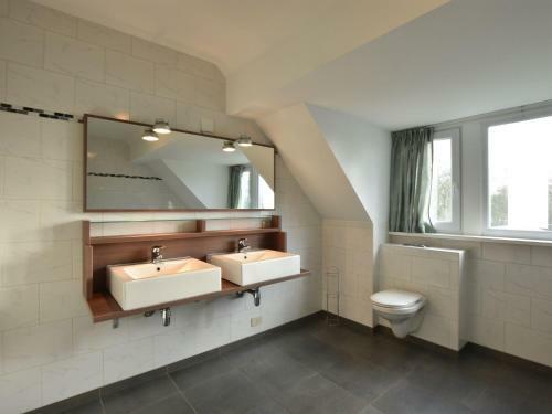 Modern Holiday Home In Hengstdijk With Pool