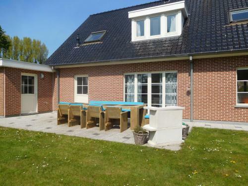 Modern Holiday Home In Hengstdijk With Pool