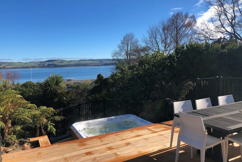 Bayview Lake Taupo