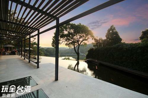 Erchuan Lakeside Cafe Guesthouse