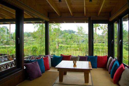 Bed & Breakfast Flower Free