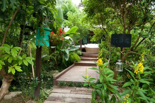Bed & Breakfast Flower Free