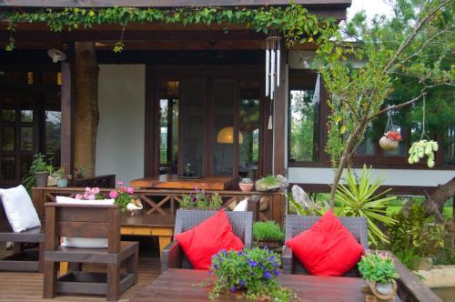 Bed & Breakfast Flower Free