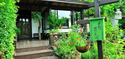 Bed & Breakfast Flower Free
