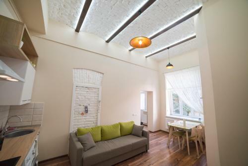 Honey Apartment With Balcony
