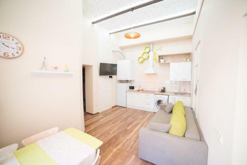 Honey Apartment With Balcony