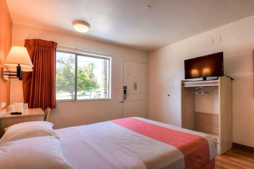 Hotel Motel 6 Riverside West