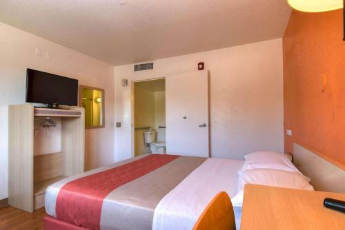 Hotel Motel 6 Riverside West