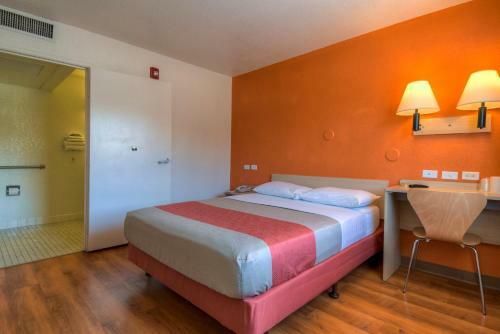 Hotel Motel 6 Riverside West