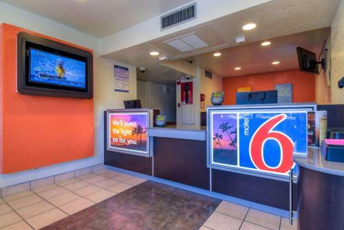 Hotel Motel 6 Riverside West