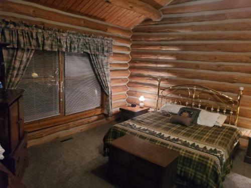 Lodge Waterfront Hidden Pines Log Cabin