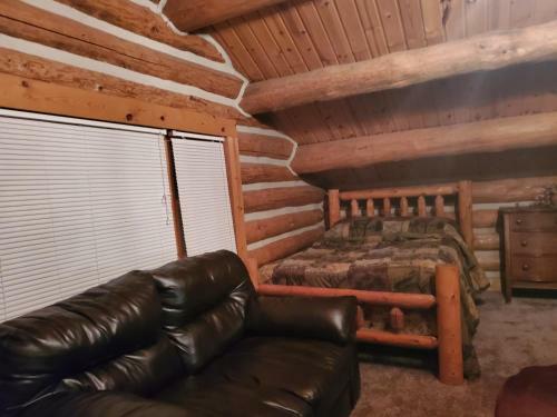 Lodge Waterfront Hidden Pines Log Cabin