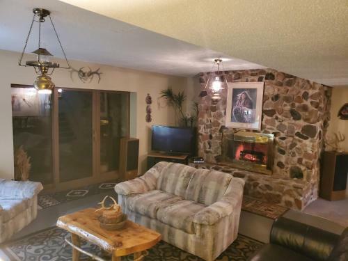 Lodge Waterfront Hidden Pines Log Cabin