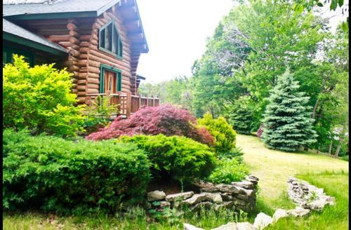 Lodge Waterfront Hidden Pines Log Cabin