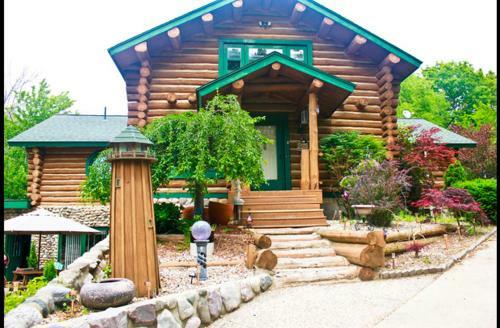 Lodge Waterfront Hidden Pines Log Cabin