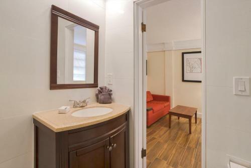 Hotel Palm Grove Inn