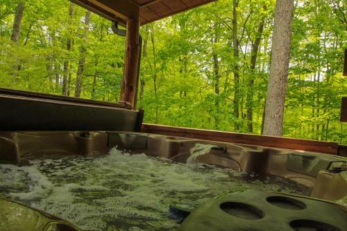Pine Creek - Hocking Hills Cabin