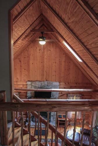 Pine Creek - Hocking Hills Cabin