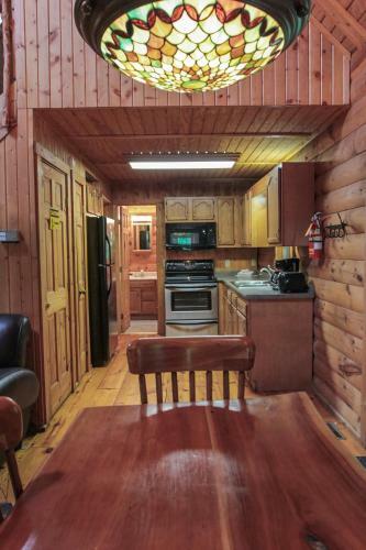 Pine Creek - Hocking Hills Cabin