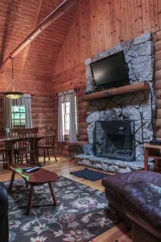 Pine Creek - Hocking Hills Cabin