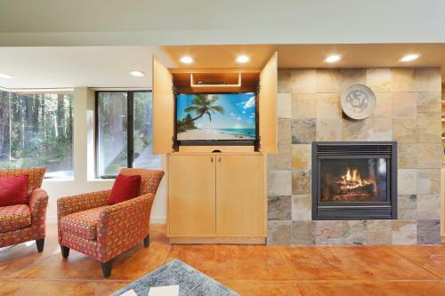 Architect's Redwood Rings Retreat